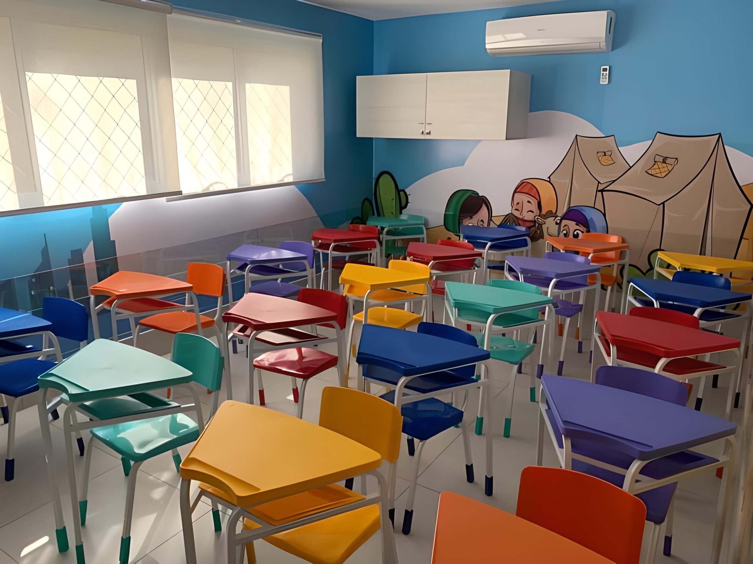 Sala de aula com mobiliário escolar colorido e moderno