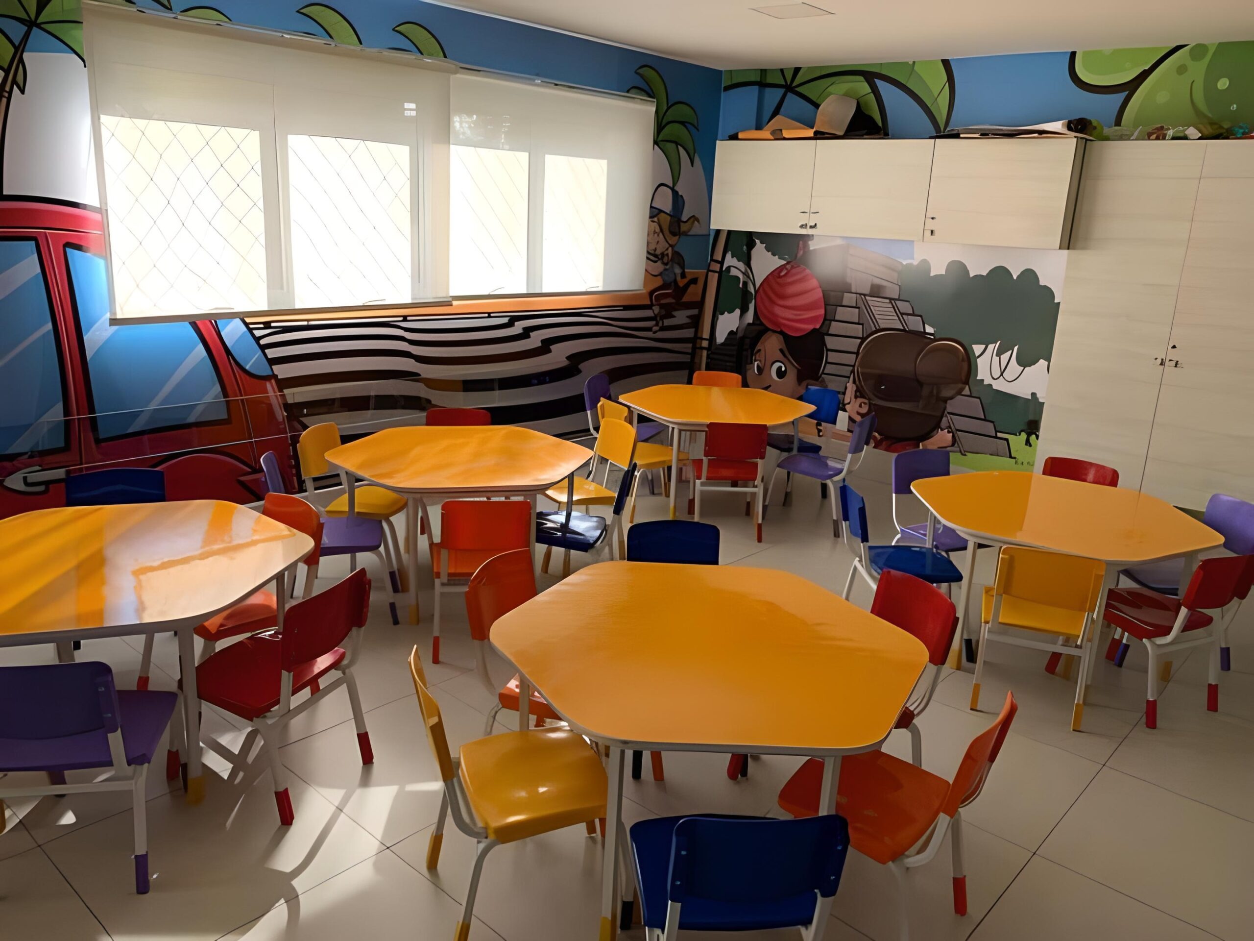 Mesas redondas e cadeiras coloridas para aprendizado colaborativo